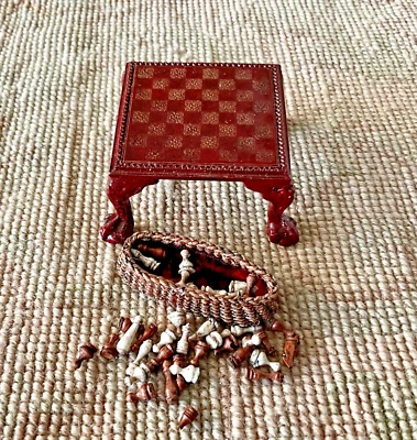 Mesa de juego de ajedrez con cesta de mimbre de piezas de ajedrez 2150 Foto 1 de 4