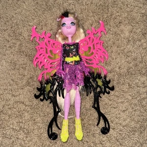Monster High Freaky Fusion Hybrids Bonita Femur Puppe Mattel 2014 Flügel & Stiefel - Bild 1 von 13