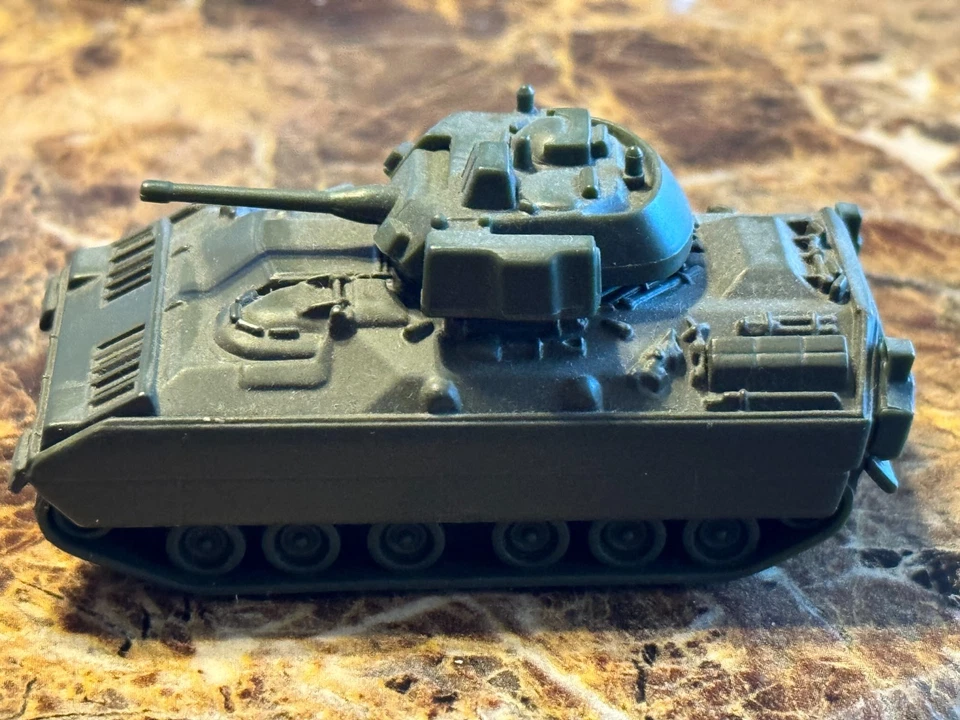 Tanque GI JOE SERIE I M3 BRADLEY CFV VERDE OSCURO 2001 MAISTO Foto 1 de 1