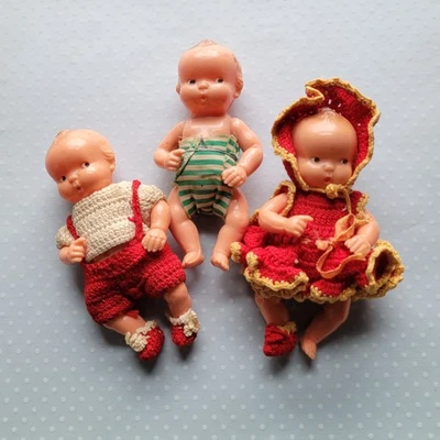 Lote de 3 muñecas vintage de plástico duro de ganchillo para bebé Foto 1 de 2