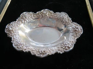 Kirk Repousse Sterlingsilber Nussschale 5 5/8 x 3 1/4 Zoll - Bild 1 von 2