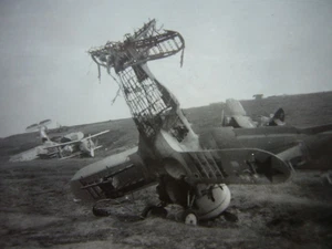 99) Foto Russland Ostfront - viele zerstörte russische FLUGZEUGE Wracks - Bild 1 von 3