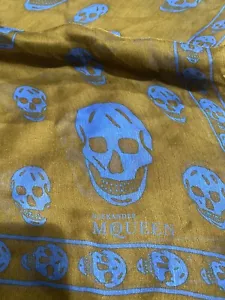 BUFANDA DE SEDA ALEXANDER MCQUEEN ESTAMPADA EN CALAVERA MARRÓN OSCURO/AZUL - Imagen 1 de 11