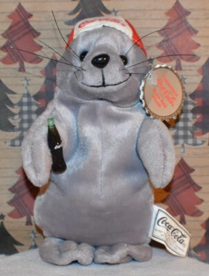 Coca Cola Plüsch Beanie Robbe in einer Mütze mit einer Cola Flasche 1997 6 Zoll groß - Bild 1 von 4