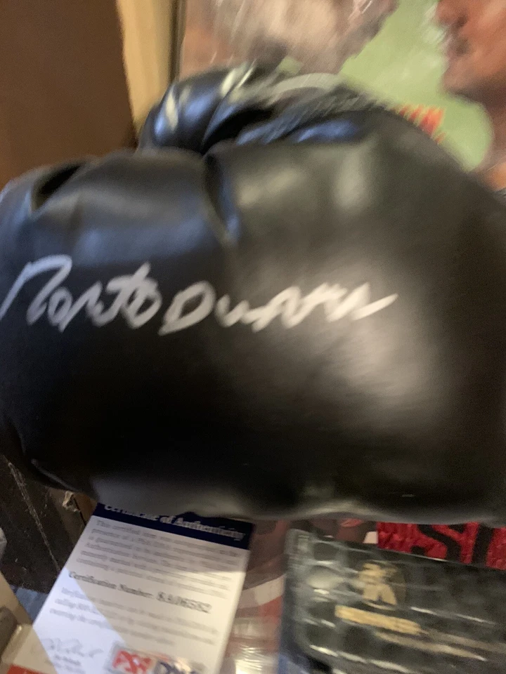 vintage roberto duran autographed boxing glove with PSA COA and magazine🔥 - Image 1 of 4