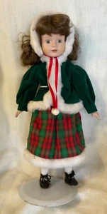 muñeca porcelana vintage 17" alto ojos verdes con soporte vestido de Navidad vacaciones - Imagen 1 de 16