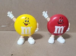 M&M - SET OF 2 PLASTIC CANDY HOLDERS - RED & YELLOW - Imagen 1 de 5