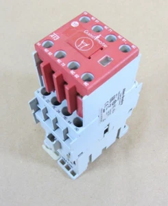Relé de control de seguridad Allen-Bradley 700S-CF440DC - Imagen 1 de 7