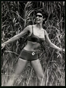 Fotografie Gisela Them München Frau mit Sonnenbrille im Bikini Frau Escora Akt - Bild 1 von 2