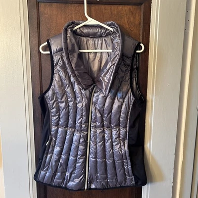 Chaleco de plumón grande Calvin Klein Performance acolchado plateado y negro para mujer Foto 1 de 4