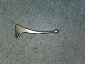 1986-87 HONDA TRX 70 RIGHT FRONT BRAKE LEVER OEM - Foto 1 di 4