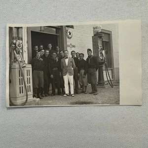 Vintage Postkarte Echt Foto Postkarte RPPC Tankstelle Shell Zapfsäule Texaco Männer - Bild 1 von 6