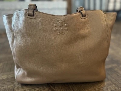 Bolso de pañales Tory Burch Thea marrón tostado de cuero granulado Foto 1 de 4