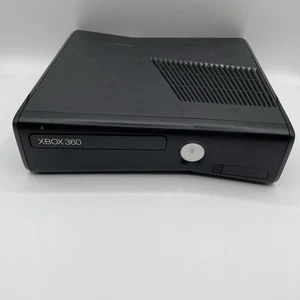 Microsoft Xbox 360 S Slim 250GB Console Solo TESTATA FUNZIONANTE - Leggi Descrizione - Foto 1 di 12