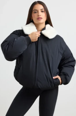 NOVA Jaqueta Bombardeiro Bo & Tee Preta com Gola de Pele Artificial Branca - Tamanho P - Imagem 1 de 4