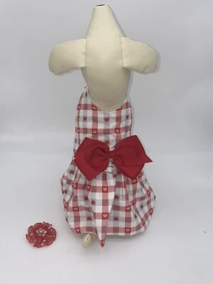 VESTIDO DE PERRO HECHO A MANO DÍA DE SAN VALENTÍN CORAZONES A CUADROS ARNÉS DE PERRO PEQUEÑO LAZO DE PELO GRATIS Foto 1 de 4