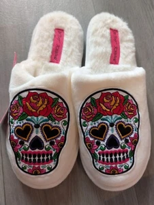Betsey Johnson Damen-Plüsch-Hausschuhe Sugar Skull Large 9-10 gemütliche Hausschuhe neu - Bild 1 von 6