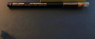 Lápiz definidor de labios Estée Lauder a la sombra Apple Cordial. Foto 1 de 4