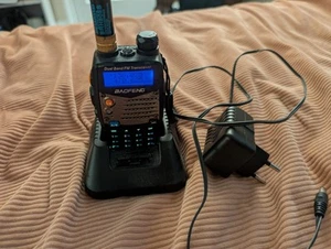 BaoFeng UV-5RA VHF UHF Dual Band Two-way Walkie-Talkie 136-174/400-520MHz Radio - Zdjęcie 1 z 2
