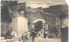 MESSINA SICILIA TAORMINA FONTANA ANIMATA CAPPUCCINI EDIZIONE A.DI BLASI DIFETTO - Foto 1 di 2