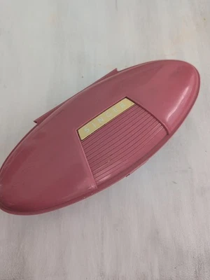 Vintage 1960 Singer Buttonholer com Estojo Rosa Clam Shell e 4 Modelos Completos - Imagem 1 de 4