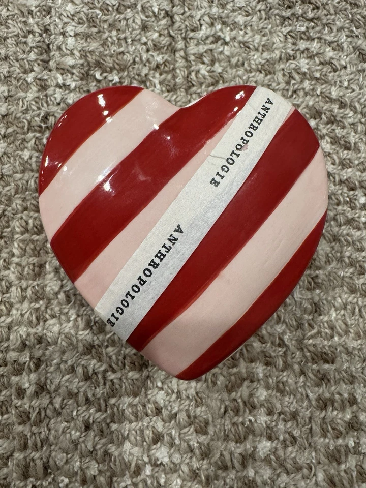 Vela de cerámica Anthropologie x Vaisselle, aroma a bayas y rosas del bosque, caja abierta Foto 1 de 4