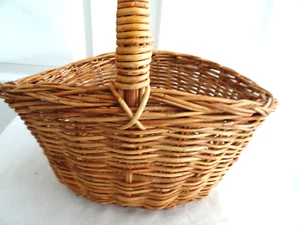 Cesta de almacenamiento/recolección de mimbre tejida vintage con mango--15"" x 11"" x 8"" de profundidad - Imagen 1 de 5