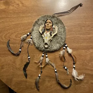 Cabeza nativa americana hecha a mano vintage con piel y plumas de calavera atrapasueños - Imagen 1 de 20