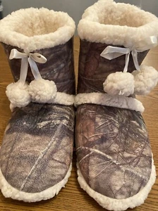 Mossy Oak Women's Slippers Medium 7-8 Camo Faux Sherpa Pom Poms Break Up - Picture 1 of 4