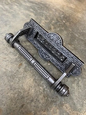 Ancienne poignée de porte d'entrée avec façade de boite à lettres fonte - Photo 1/4