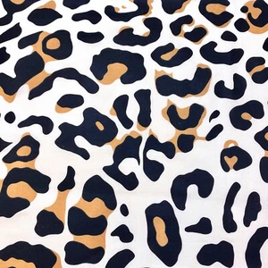 1069. Tela 100 % algodón con estampado de animales. Precio por 1/2 metro - Imagen 1 de 5