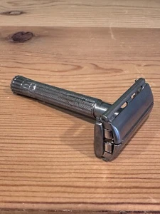 Vintage GILLETTE Safety Razor D2 - Picture 1 of 9