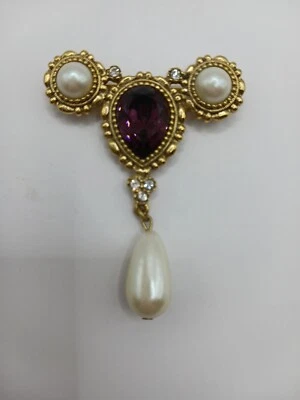 Broche estilo victoriano antiguo tono dorado con piedra de vidrio púrpura y perlas de imitación Foto 1 de 4