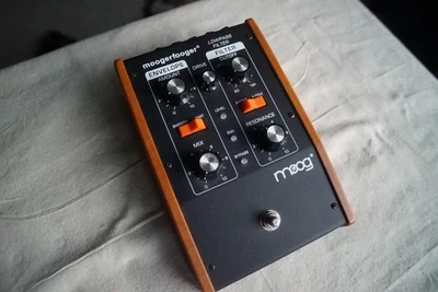 Filtro de paso bajo Moog MF-101 Moogerfooger con fuente de alimentación Moog original  Foto 1 de 4