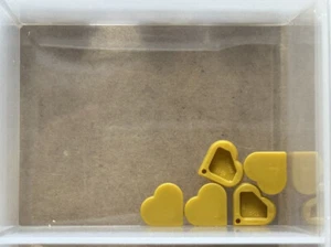 LEGO Parts - Pearl Gold Tile, Round 1 x 1 Heart - No 39739 - QTY 5 - Picture 1 of 1