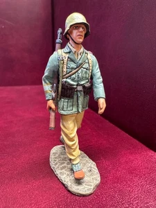 King and Country-AK048-Marching AfrikaKorp Rifleman. AfrikaKorp Set. - Picture 1 of 6