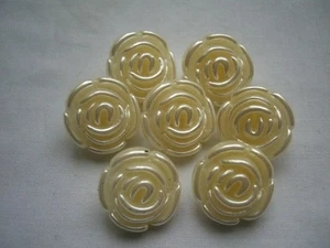 PEARL /  CREAM FLOWER DESIGN  VINTAGE / RETRO  SHANK  BUTTONS  x 7  FREE P&P - Picture 1 of 3