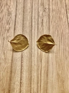 Vintage Matte Gold Textured Leaf Clip On Earrings. - Imagen 1 de 4