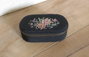 Astuccio floreale vintage Petit Point panno nero cerniera bigiotteria cucito 4,5 x 1,5" VEDI - Foto 1 di 13