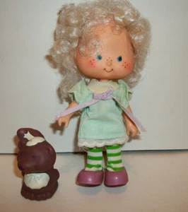 Fresa Pastel Corto De Colección Muñeca PASTEL DE ÁNGEL con Mascota Años 80 Kenner Niñas LIMPIO #2a - Imagen 1 de 1