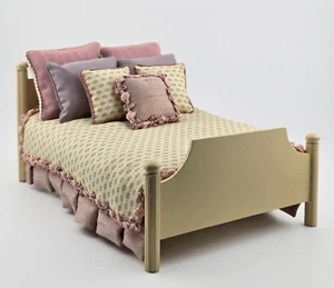 Casa delle bambole miniatura quercia seta e cotone vestito letto con cuscini Alice fine 1:12 - Foto 1 di 8