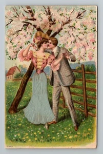 Vintage Pareja alemana besándose bajo árbol postal Ben Franklin sello 1909 - Imagen 1 de 2