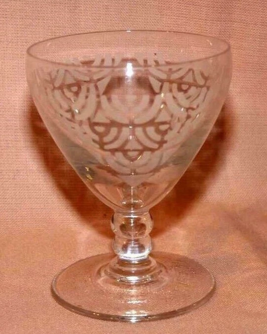 Ancien verre à liqueur  Art Déco à décor graphique de roses Très bon état - Photo 1/1