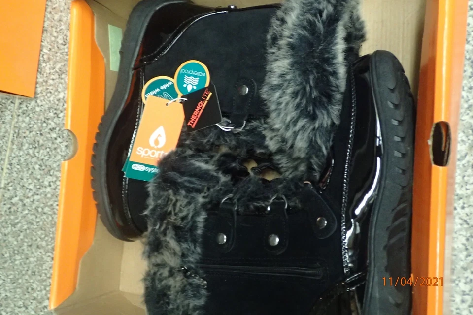 Exclusiva bota Sporto Minor impermeable gamuza media pantorrilla ribete de piel sintética color diferente/talla Foto 1 de 1