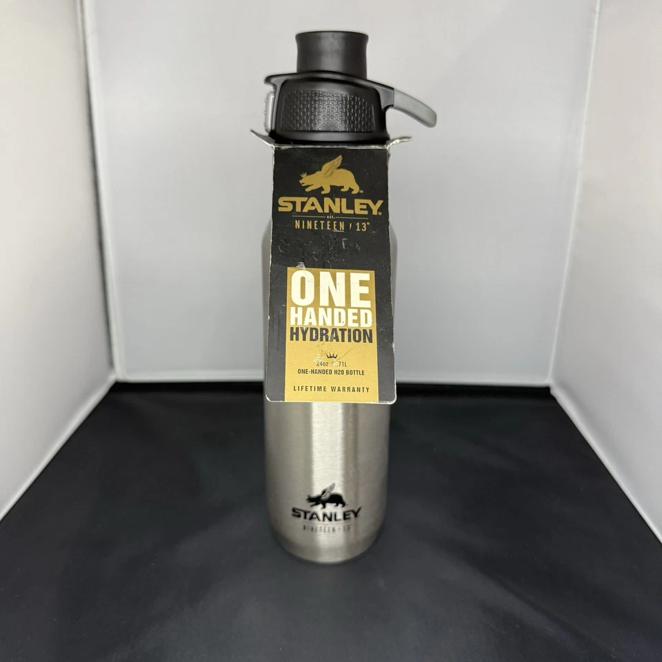 Nuevo con etiquetas Stanley Nineteen 13" hidratación con una mano 24 oz/710 ml Foto 1 de 4