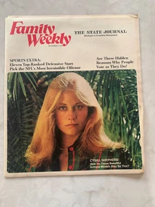 Family Weekly magazine, November 4, 1973, cover: Cybill Shepherd - Imagen 1 de 2
