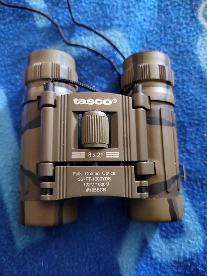 TASCO 8X21 FULLY COATED OPTICS 392 FT/ 1000 YDS #165BCR CAMO BINOCULARS - Image 1 of 3