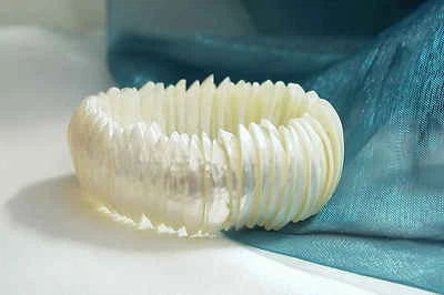 Wunderschönes Armband aus Perlmutt Schmuck Steinschmuck Modeschmuck NEU - Bild 1 von 3