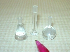 SET MINIATURA DI 3 BICCHIERI DA LABORATORIO RIEMPITI IN PLASTICA: CASA DELLE BAMBOLE 1:12 o 1:6 - Foto 1 di 2