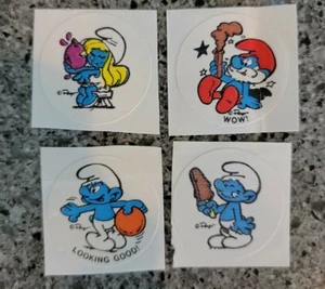 4er Set Vintage 80er Aufkleber Scratch & Sniff Schlümpfe Schlumpf Peyo Stick Ons - Bild 1 von 6